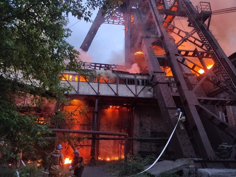 Вчера рашисты обстреляли шахту в Торецке. На глубине 800 м до сих пор находятся 3 горняка, - ГСЧС 01 Вчера рашисты обстреляли шахту в Торецке. На глубине 800 м до сих пор находятся 3 горняка, - ГСЧС 01