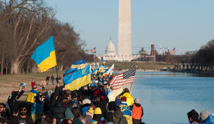 У мемориала Линкольна в Вашингтоне прошел митинг против агрессии РФ. ФОТОрепортаж