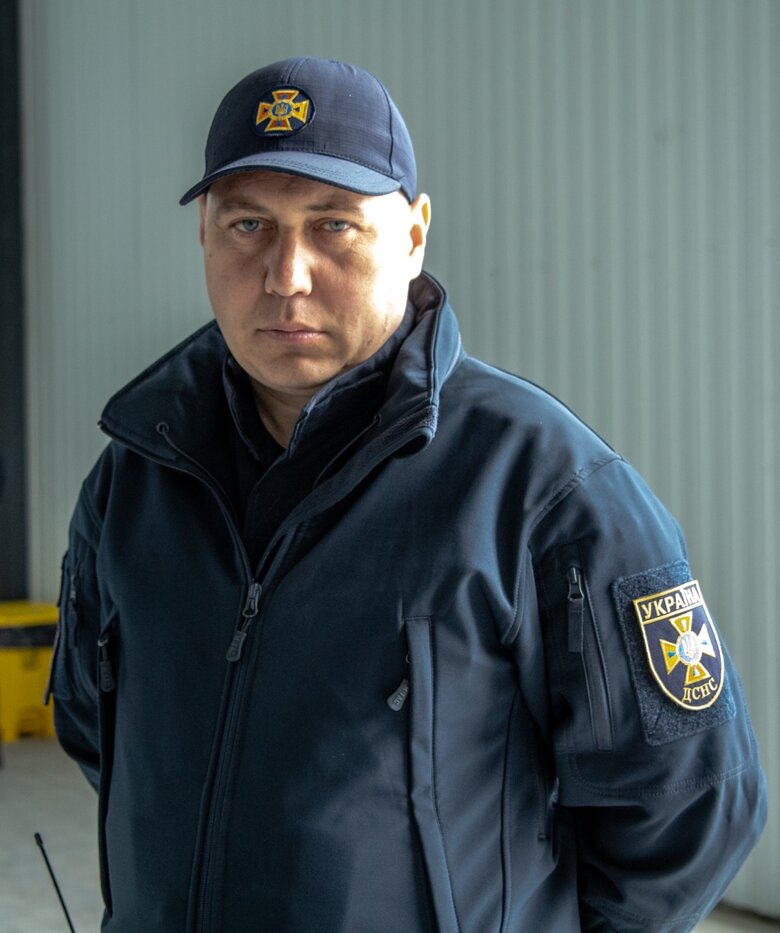 Юрій Цикенюк: Є такі міни, які спрацьовують на ходу людини. Вона пропустить собаку, техніка проїде, а коли відчуває, що йде людина, міна виплигує і вибухає 01