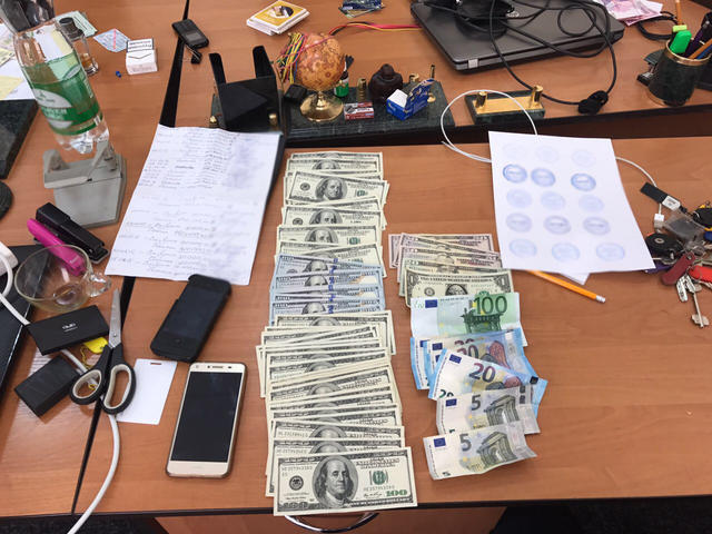 Полиция подозревает должностных лиц киевского коммунального предприятия в присвоении средств, выделенных на ремонт школы и реставрационные работы на Андреевском спуске 05