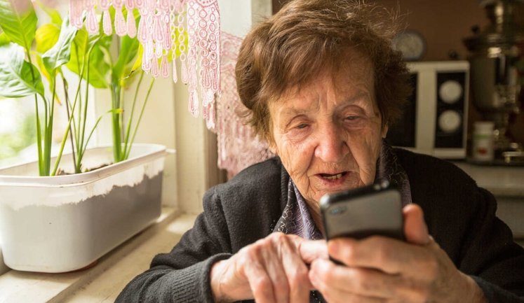 In spring, all vaccinated Ukrainians over 60 years old to get free smartphone, preferential access to Internet – Zelenskyi