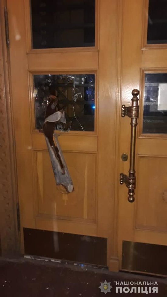 Хлопець у Харкові під крик Аллах Акбар розбив скло в будівлі ОДА 02