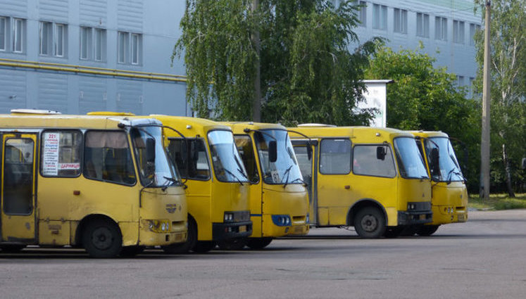 Будемо просити КМДА офіційно зупинити роботу маршруток. Возити 11 пасажирів дуже збитково, - глава асоціації перевізників Києва та області Мойсеєнко
