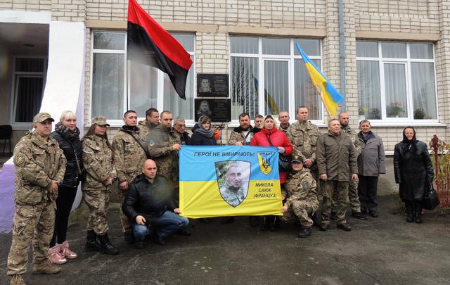 Меморіальну дошку загиблому на Донеччині військовослужбовцеві Миколі Сaюку відкрили на Рівненщині 02