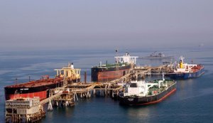 У відкритому морі через нестачу покупців накопичуються величезні об’єми іранської нафти, ‒ Bloomberg