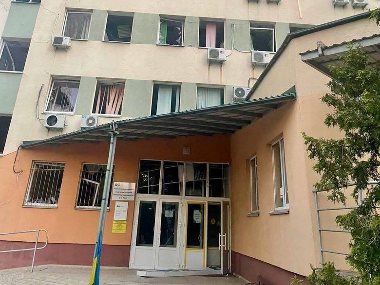 Будівлю податкової пошкоджено ударом РФ у Києві