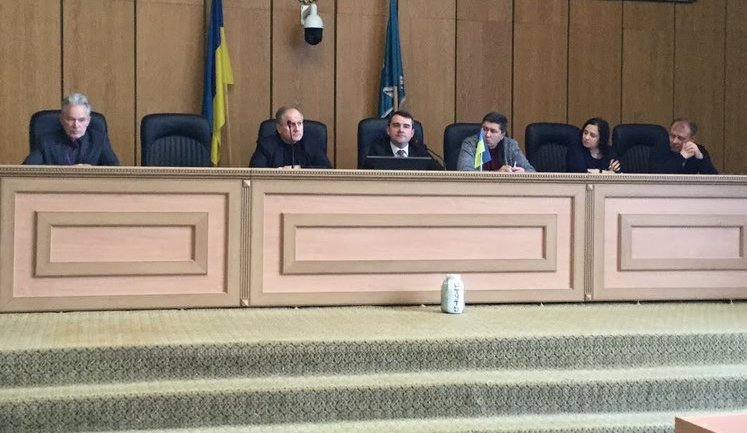 Співробітників міськради у Слов'янську евакуювали через банку з підозрілою речовиною, - ЗМІ. ФОТО+ВІДЕО