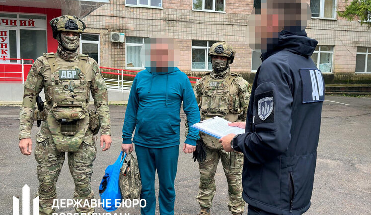 Экс-руководителя Ривненского ТЦК Луцюка, которого обвиняют в избиении солдата, выпустили из СИЗО и сразу задержали по новому обвинению. ФОТОрепортаж