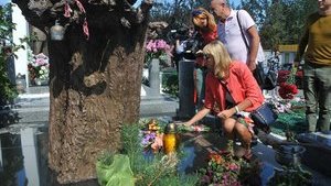 В Киеве на Байковом кладбище установили памятник актеру Богдану Ступке. ФОТОрепортаж