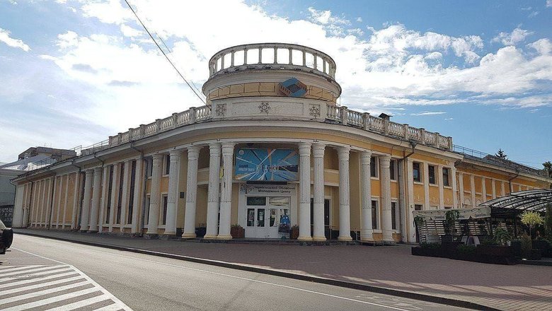 Окупанти зруйнували будівлю найстарішого кінотеатру Чернігова 01