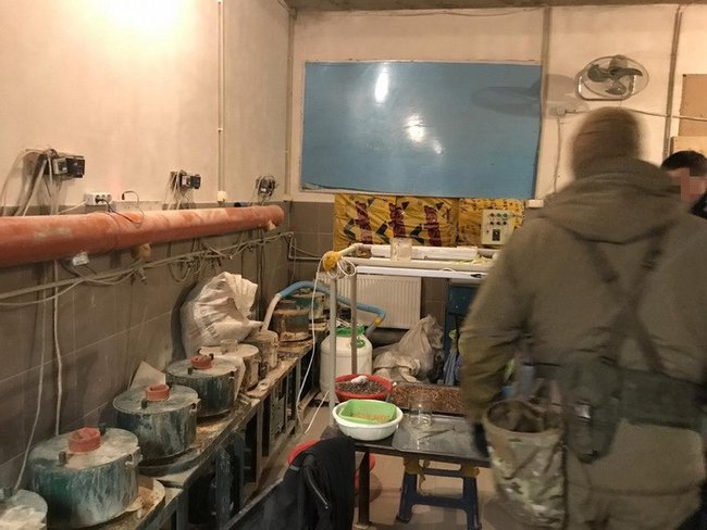 Підпільний цех з обробки бурштину виявлено на Одещині, вилучено 6 тонн бурштину-сирцю, - СБУ 03 Підпільний цех з обробки бурштину виявлено на Одещині, вилучено 6 тонн бурштину-сирцю, - СБУ 03
