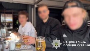 "Якщо прийдуть пів ляма забирати, то я заряджений": У Києві "блогери" напідпитку на стрімі хизувалися незареєстрованою зброєю. ВІДЕО+ФОТОрепортаж