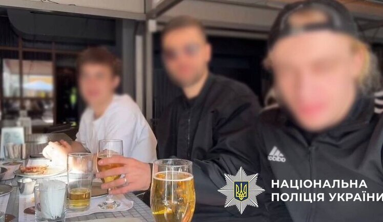 "Якщо прийдуть пів ляма забирати, то я заряджений": У Києві "блогери" напідпитку на стрімі хизувалися незареєстрованою зброєю. ВІДЕО+ФОТОрепортаж