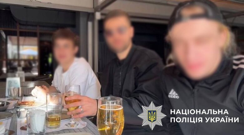В Киеве блогеры хвастались незарегистрированным оружием: подробности