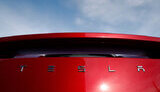 Річні продажі електромобілів Tesla впали вперше за понад 10 років