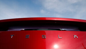 Річні продажі електромобілів Tesla впали вперше за понад 10 років