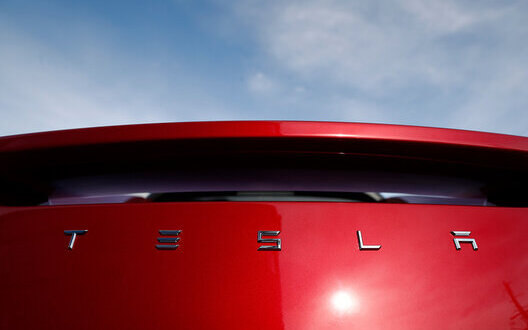 Річні продажі електромобілів Tesla впали вперше за понад 10 років