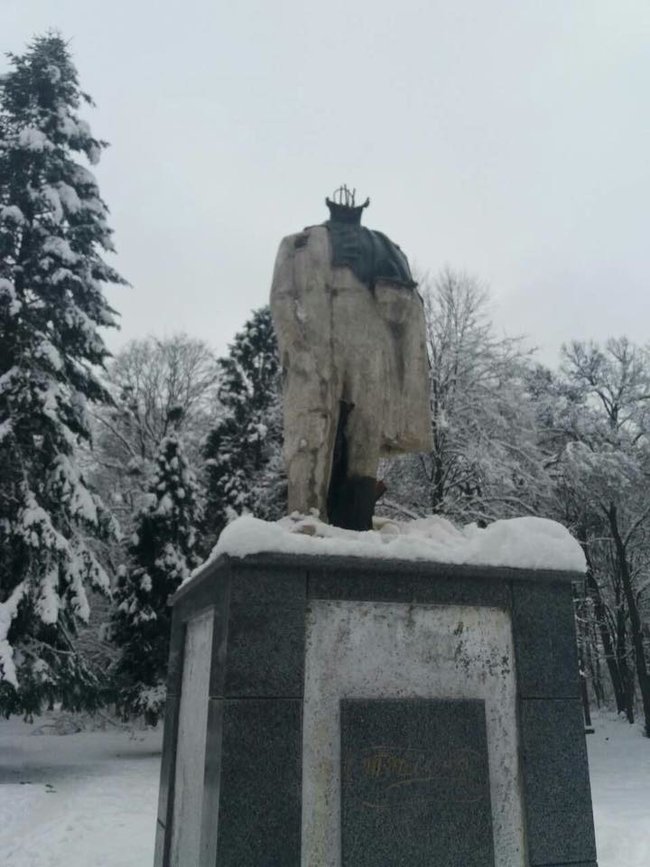 Невідомі пошкодили бронзовий памятник Тарасу Шевченку у Львівській області 02