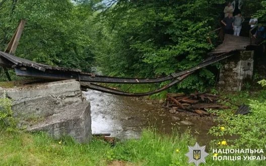 Обвал мосту у селі Виженка на Буковині: лікарі розповіли про