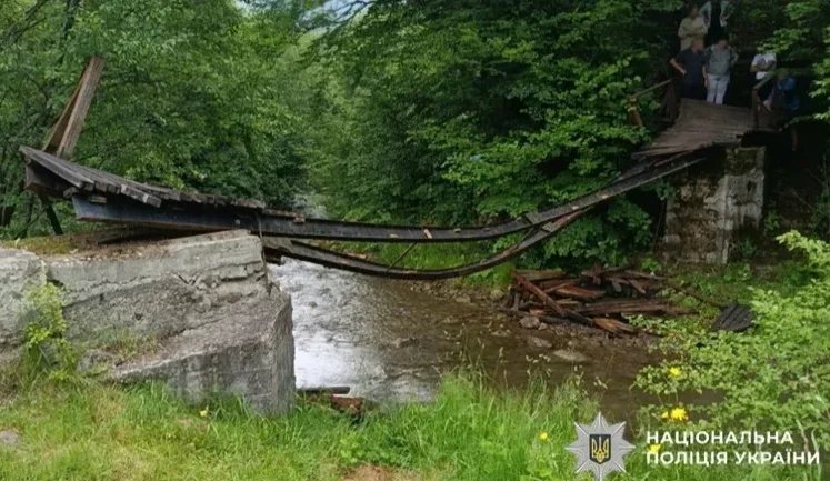 Обвал мосту у селі Виженка на Буковині: лікарі розповіли про стан постраждалих дітей