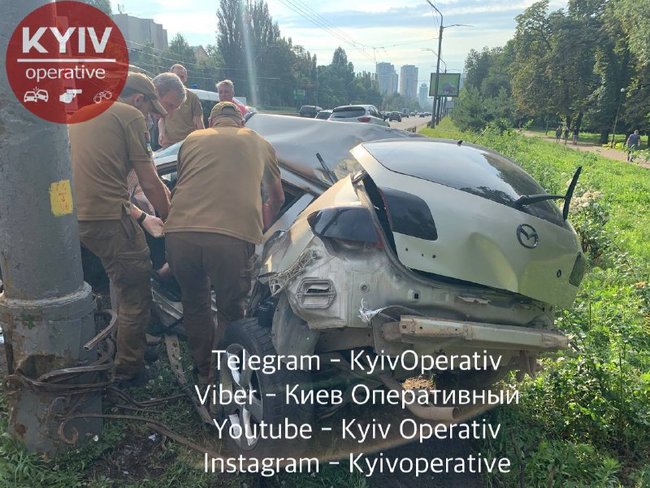 У центрі Києва Mazda вилетіла з дороги і врізалася в стовп, є постраждалий 06
