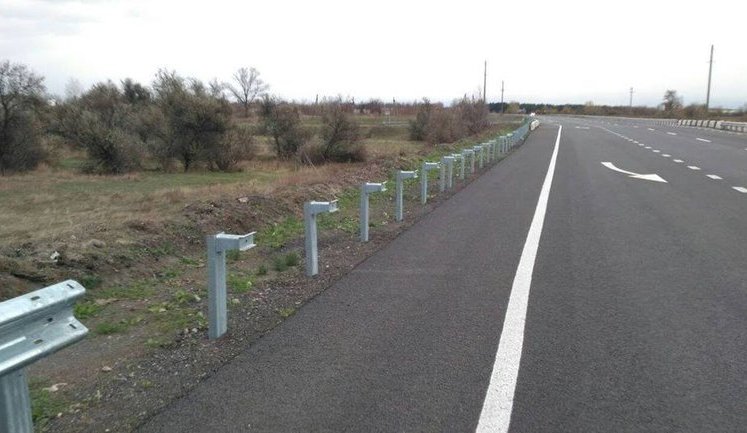Невідомі вкрали нове бар'єрне огородження на трасі Дніпро-Решетилівка, - Резніченко. ФОТО