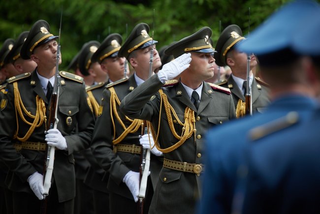 Ми часто зустрічаємося на фронті, - Зеленський вручив дипломи випускникам Національного університету оборони імені І. Черняховського 05