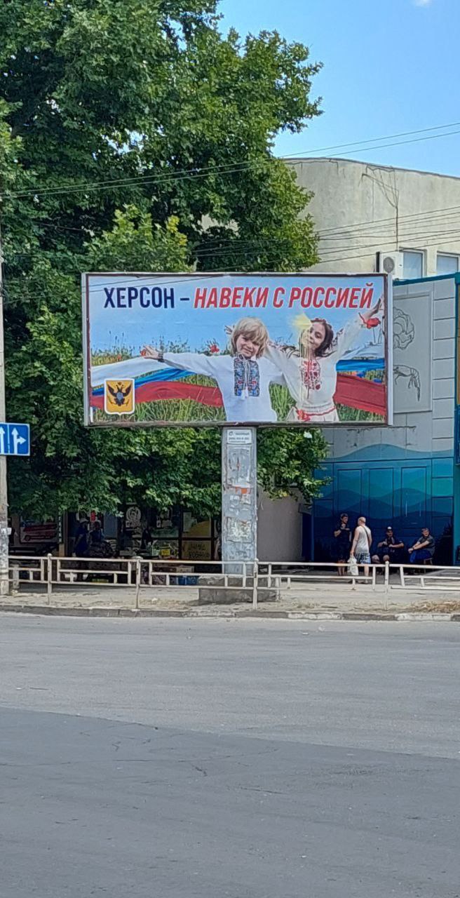 Патріоти лишають на стінах у Херсоні проукраїнські написи 03