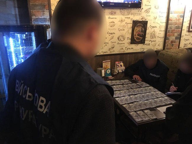 Офіцера Управління морально-психологічного забезпечення Збройних Сил України затримали на хабарі 5 тис. дол., - військова прокуратура 02 Офіцера Управління морально-психологічного забезпечення Збройних Сил України затримали на хабарі 5 тис. дол., - військова прокуратура 02