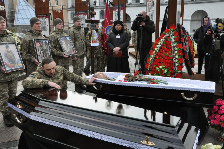 Із воїнами Олегом та Микитою Хомюками попрощалися у Києві: Батько та син загинули в бою проти окупантів під Бахмутом 17