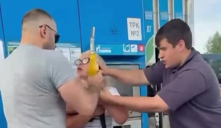 Russians got into fight over petrol at petrol station: woman was forcibly restrained to prevent her from filling jerrycan. VIDEO