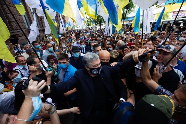 Після акції під ДБР багатотисячна хода попрямувала до Печерського суду на підтримку Порошенка і проти політичних репресій 01