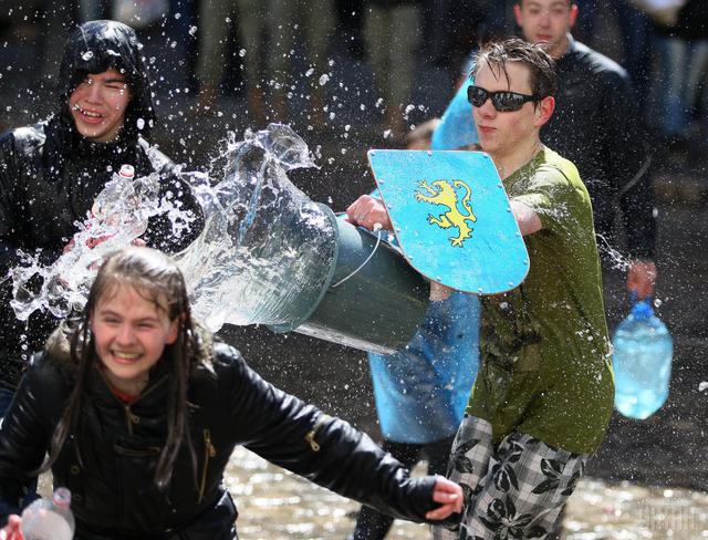 Wet Monday in Lviv: water battles on Ploshcha Rynok 12