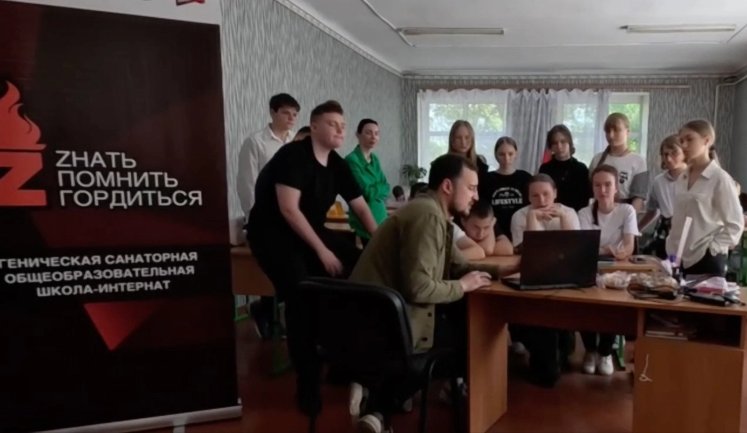 Оккупанты в Геническе учат школьников видеть "терроризм" в поддержке Украины