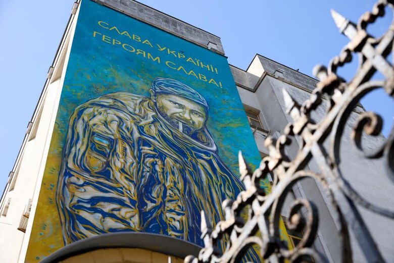 У центрі Києва з’явився мурал на честь Героя України Олександра Мацієвського 05