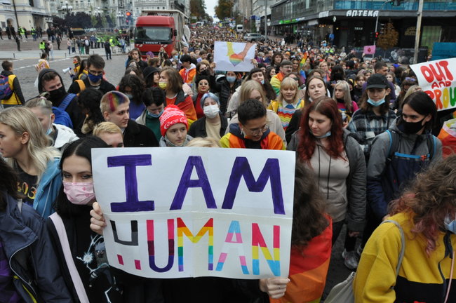 Руху ЛГБТ-маршу намагалася перешкодити жінка, яка лягла на асфальт і кричала про перетворення хлопчиків на геїв 26