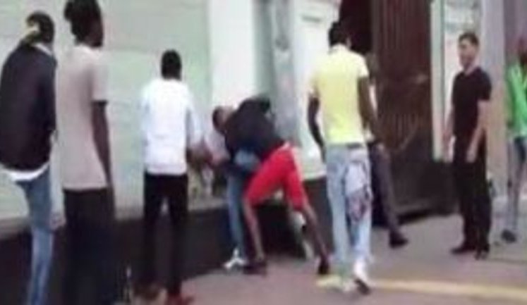 Африканцы бьют таджиков в центре Москвы: "Лучше бы они дагов и чеченов так мутузили - от кавказцев больше бед". ВИДЕО
