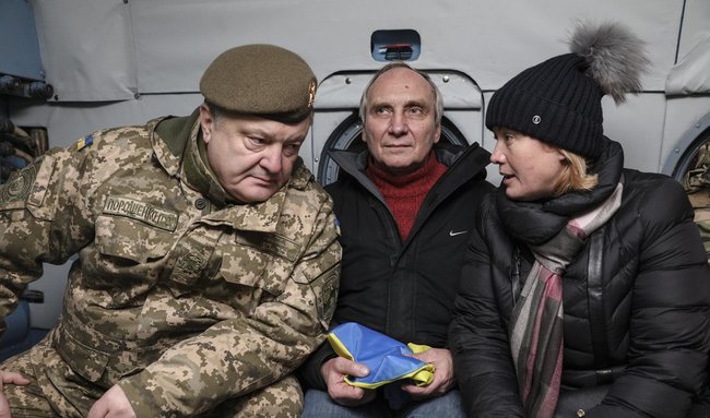 В аеропорту Харкова відбулася урочиста зустріч українських заручників 03