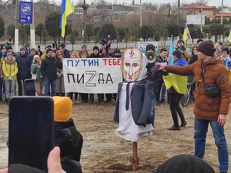 Мешканці Мелітополя спалили опудало Путіна 01