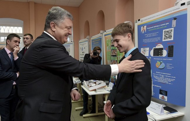 Порошенко вручив президентські премії молодим ученим 02