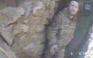 россиянин рассматривает украинский дрон