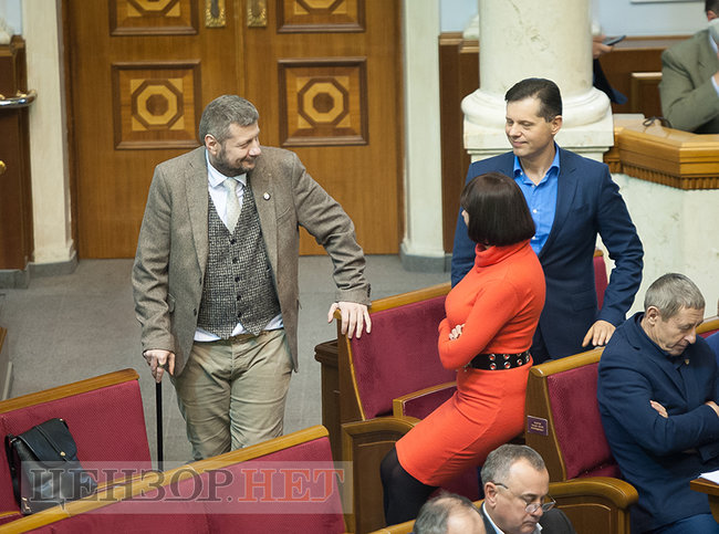 Депутати-соньки, Кіссе, який голосує за трьох, радісний Гройсман і обійми Лозового з Ляшком: як Рада вночі приймала Держбюджет-2019 14