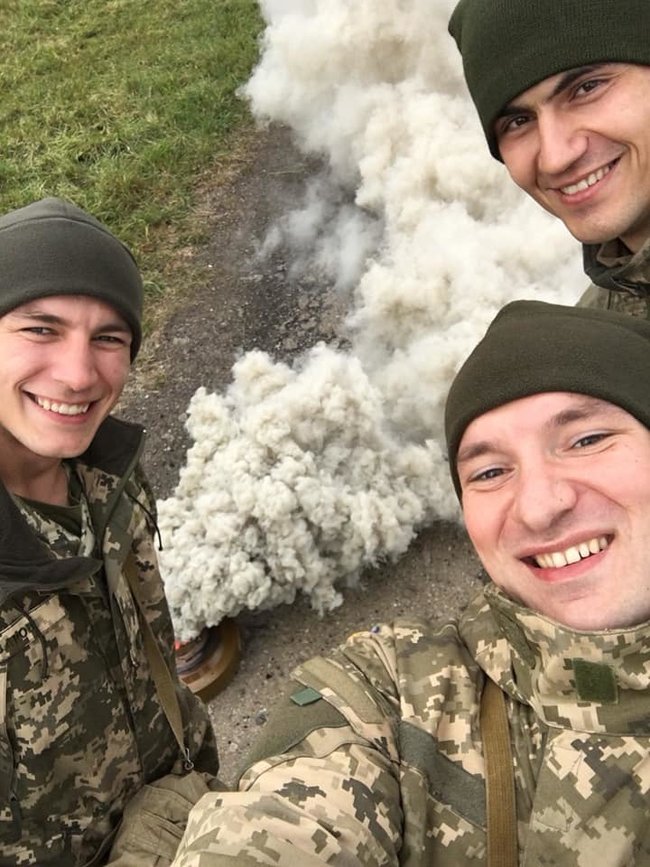 Мама Героя України Тараса Матвіїва: Останні обійми, останній синівський поцілунок... Ми були у масках і рукавицях. Так захотів Тарас, він хвилювався за нас. Останні дотики - через гумові рукавички і маски 11 Мама Героя України Тараса Матвіїва: Останні обійми, останній синівський поцілунок... Ми були у масках і рукавицях. Так захотів Тарас, він хвилювався за нас. Останні дотики - через гумові рукавички і маски 11