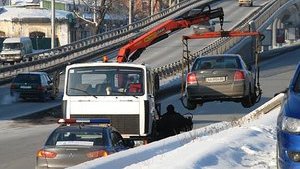 В Киеве начали эвакуировать автомобили за нарушение правил парковки