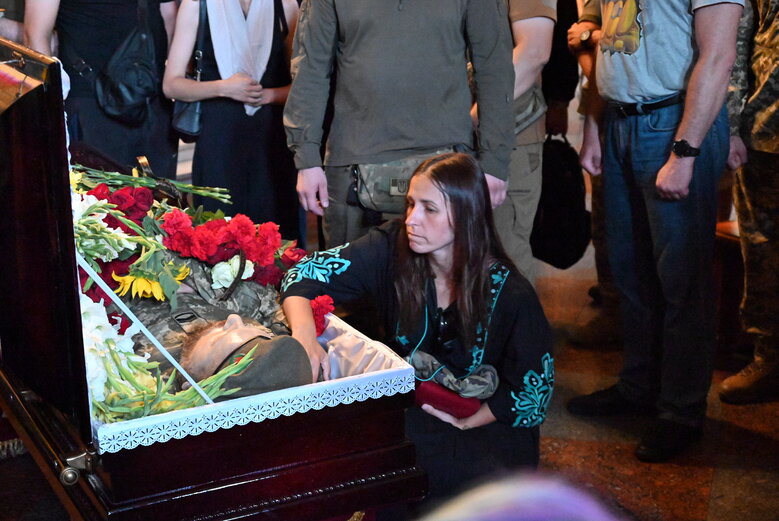 Із загиблим сержантом 68-ї ОЄБр Антоном Усовським попрощалися у Михайлівському Соборі 15