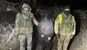 Ледь не втонув у Тисі: затримано порушника, який намагався перетнути кордон із Румунією, - ДПСУ. ФОТОрепортаж