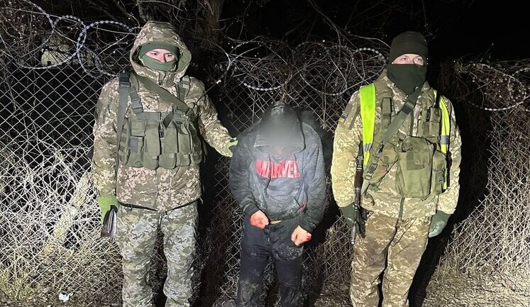 Ледь не втонув у Тисі: затримано порушника, який намагався перетнути кордон із Румунією, - ДПСУ. ФОТОрепортаж