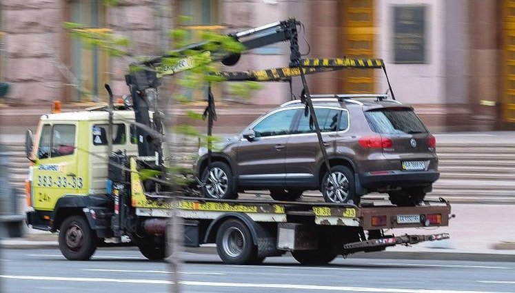 Хто евакуйовує автомобілі киян на штрафмайданчики