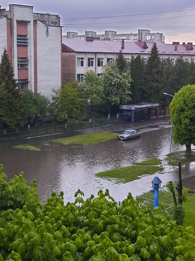 Знеструмлені населені пункти, підтоплені вулиці і будинки: наслідки негоди в Україні 08