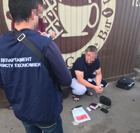Столичная полиция задержала на взятке в 10 тысяч гривен госинспектора по охране окружающей среды 05 Столичная полиция задержала на взятке в 10 тысяч гривен госинспектора по охране окружающей среды 05